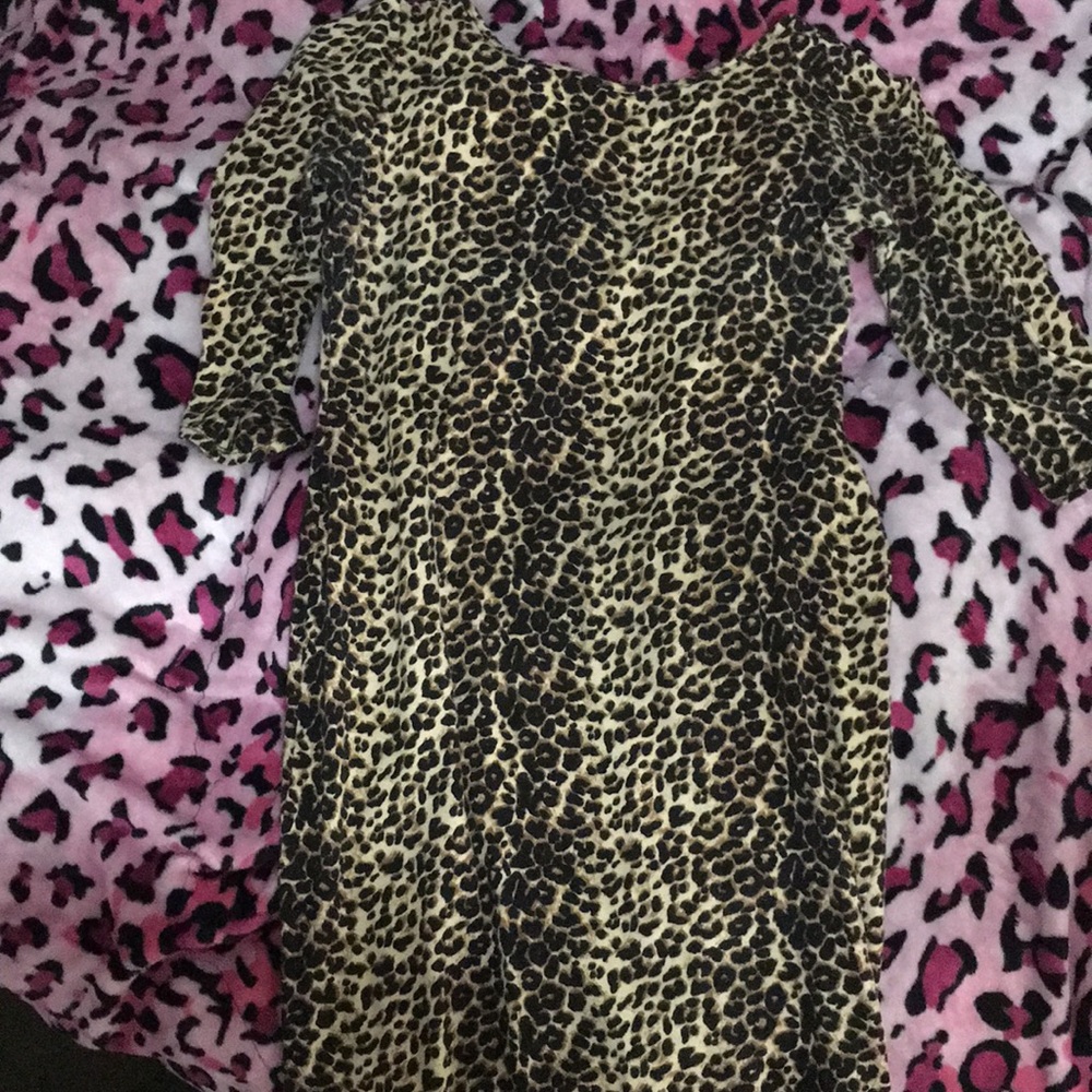Form fitting low back cut cheetah party dress💋